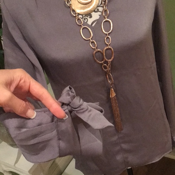 Banana republic blouse with tie sleeves - Picture 4 of 8